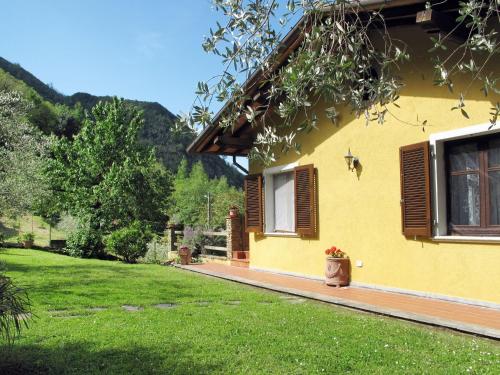 モンティニョーゾにあるHoliday Home Luca by Interhomeの窓と庭のある黄色い家