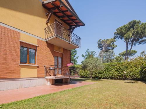 een balkon aan de zijkant van een gebouw met een tuin bij Apartment Casone by Interhome in Marina di Massa