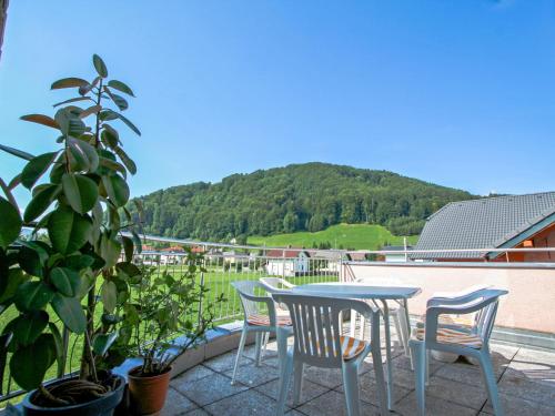 una mesa y sillas en un balcón con una montaña en Apartment Bammer by Interhome en Pinsdorf