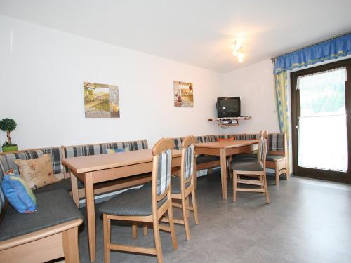 ein Esszimmer mit einem Tisch, Stühlen und einem Sofa in der Unterkunft Apartment Haslwanter by Interhome in Pians