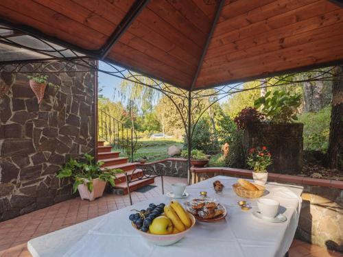 una mesa con un bol de fruta en el patio en Holiday Home Grande Quercia by Interhome en Pallerone