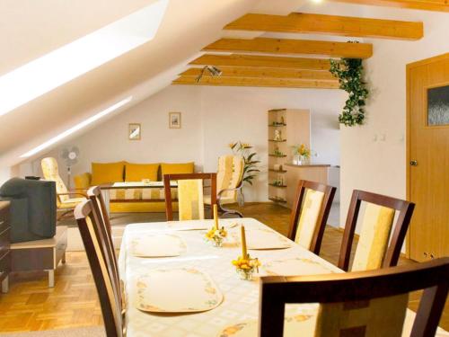 A restaurant or other place to eat at Apartment Królowej Jadwigi by Interhome