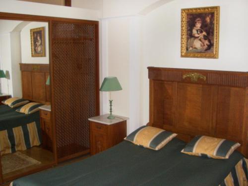 1 dormitorio con 2 camas y espejo en Apartment Rynek Starego Miasta by Interhome, en Varsovia