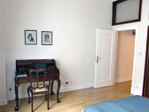 Habitación con escritorio y silla. en Apartment Rynek Starego Miasta by Interhome, en Varsovia