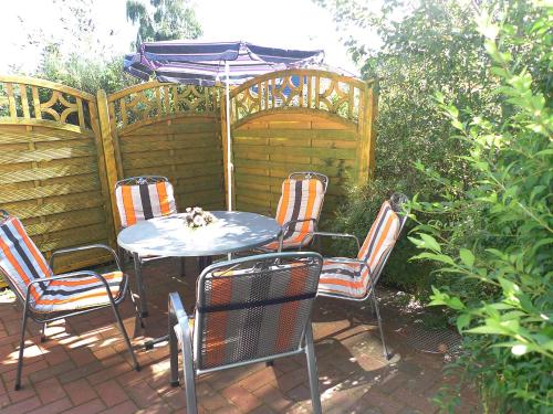 un tavolo e sedie con ombrellone su un patio di Holiday Home Kleen by Interhome a Norden