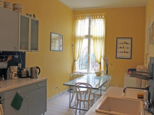 A kitchen or kitchenette at Apartment Chopina