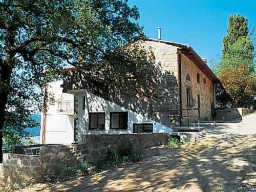 Un edificio de ladrillo con un árbol delante. en Holiday Home Capella by Interhome, en Linari