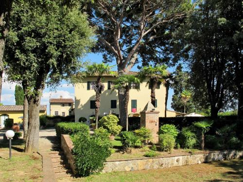 BibbianoにあるApartment Giuggiolo - Giuggiolo 5 by Interhomeの木々と茂みのある大白い家