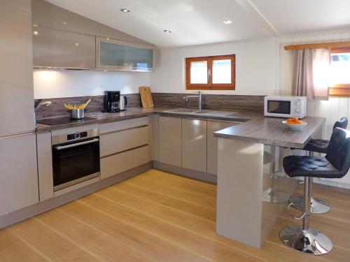 Η κουζίνα ή μικρή κουζίνα στο Apartment La Haute Cîme 16 by Interhome