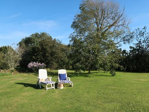 deux chaises assises dans l'herbe dans un champ dans l'établissement Holiday Home Chez Jeanne by Interhome, à Crozon