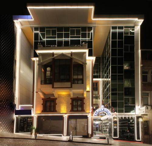 イスタンブールにあるAlpinn Hotel Istanbulの夜の建物の描写