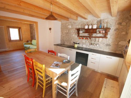 - une cuisine et une salle à manger avec une table et des chaises dans l'établissement Apartment Albergo Diffuso - Cjasa Ustin-1 by Interhome, à Barcis