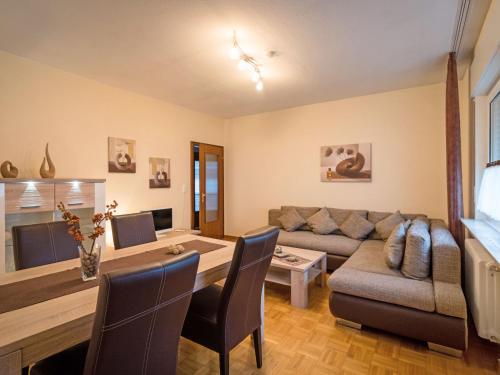 uma sala de estar com um sofá e uma mesa em Apartment Weingut Krempel by Interhome em Traben-Trarbach