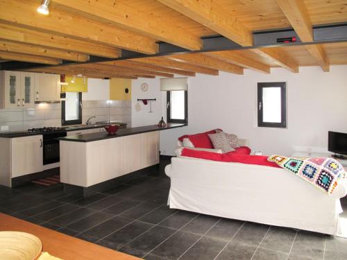 un soggiorno con divano bianco e una cucina di Holiday Home Rustico De Leoni by Interhome a Castro