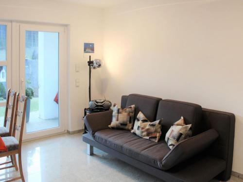 ein braunes Sofa mit Kissen im Wohnzimmer in der Unterkunft Apartment Willmann by Interhome in Eisenbach