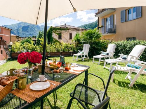 een picknicktafel op een gazon met een paraplu bij Holiday Home Ribes by Interhome in Consiglio di Rumo