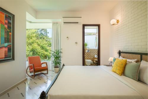 La Risa, 2 BHK Villas near Vagator Beach, Private Pool with Kitchen, Balcony, Securityにあるベッド
