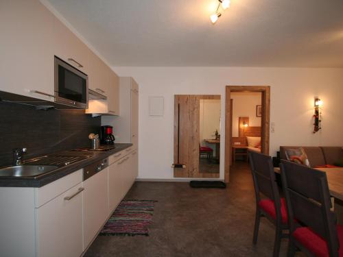 kuchnia ze zlewem i blatem w obiekcie Apartment s' HimmelReich-1 by Interhome w mieście Huben