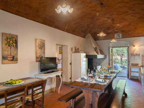 Μια τηλεόραση ή/και κέντρο ψυχαγωγίας στο Holiday Home Poggio Cuccule by Interhome