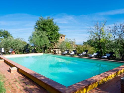 una piscina con sillas y una casa en el fondo en Holiday Home Poggio Cuccule by Interhome, en Starda