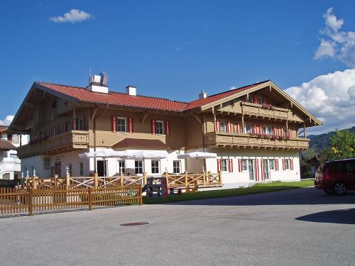 une grande maison en bois avec une clôture devant elle dans l'établissement Apartment Hofresidenz-2 by Interhome, à Altenmarkt im Pongau