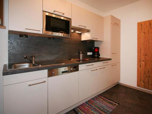 Una cocina o cocineta en Apartment s' HimmelReich-2 by Interhome
