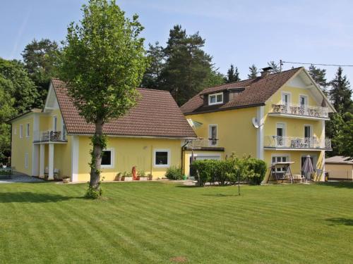 ein großes gelbes Haus mit großem Hof in der Unterkunft Apartment Ogris-2 by Interhome in Selpritsch