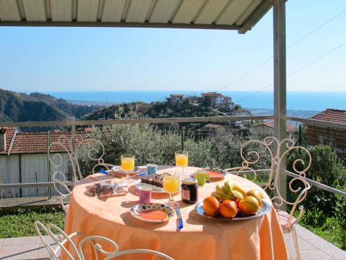- une table avec des fruits et des boissons sur le balcon dans l'établissement Apartment Del Freo by Interhome, à Montignoso