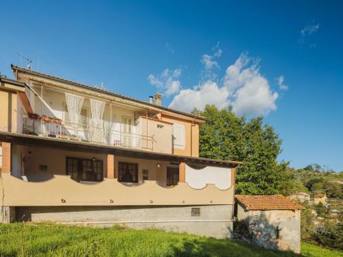 un edificio con un balcón en el lateral. en Apartment Barbara by Interhome en Corsanico-Bargecchia