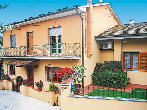 una casa con flores a un lado. en Apartment Barbara by Interhome en Corsanico-Bargecchia