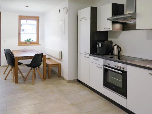 Kuchyňa alebo kuchynka v ubytovaní Apartment Luxner-6 by Interhome