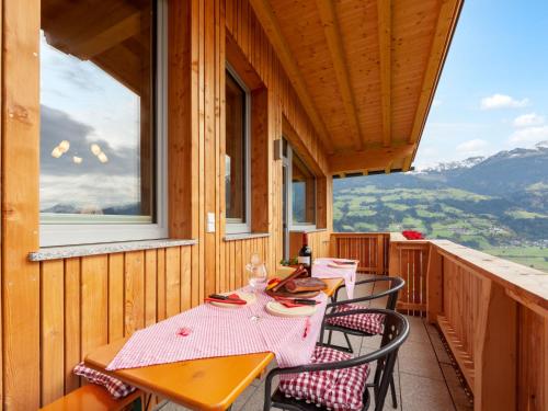 d'une salle à manger avec une table et des chaises sur un balcon. dans l'établissement Apartment Chalet Spatn by Interhome, à Fügenberg