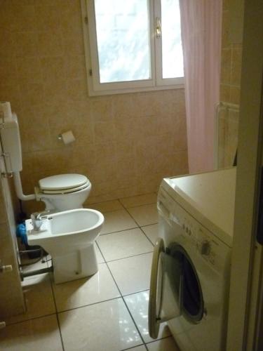 A bathroom at bigari 1