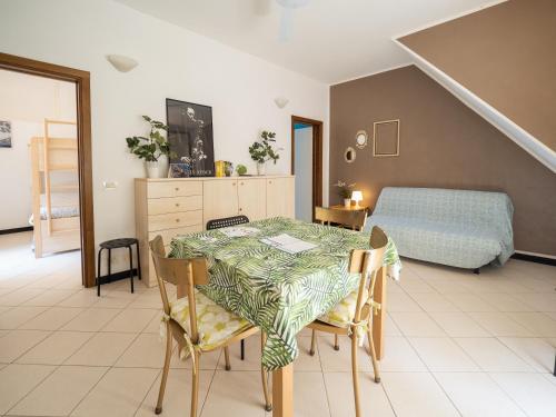 ヴェルナッツァにあるVentegà Sea View Apartmentのテーブルとベッドのあるダイニングルーム