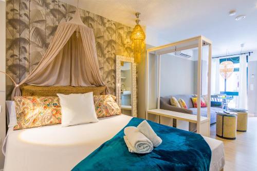 - une chambre avec un grand lit et une couverture bleue dans l'établissement SW Jara Centro Apartamento Boutique, à Malaga