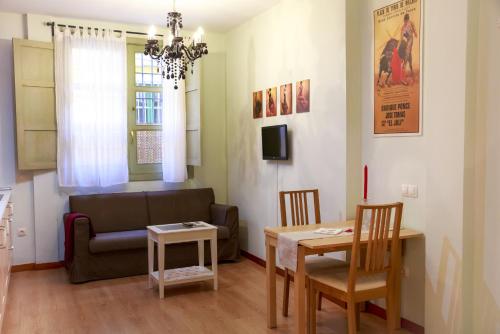 sala de estar con sofá y mesa en La Casita de Hinestrosa, en Málaga