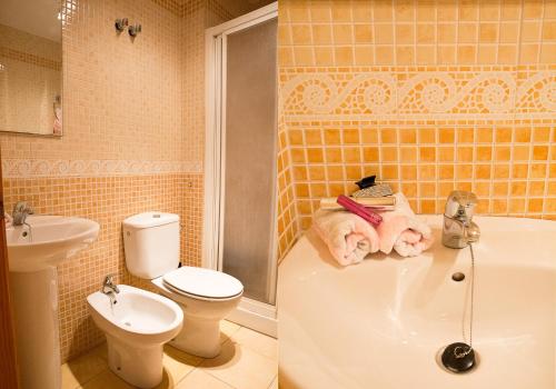マラガにあるSW Nuño Gomezのバスルーム(トイレ、バスタブ、シンク付)