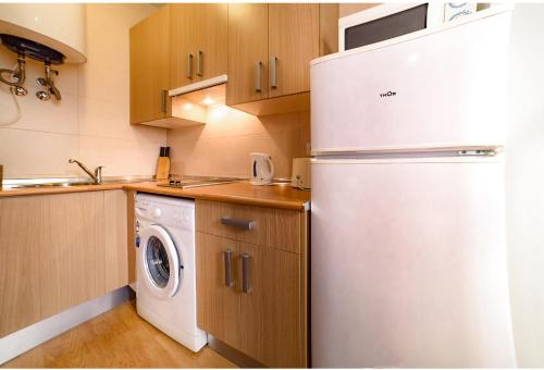 マラガにあるSW Charming Duplexのキッチン(冷蔵庫、洗濯機、乾燥機付)