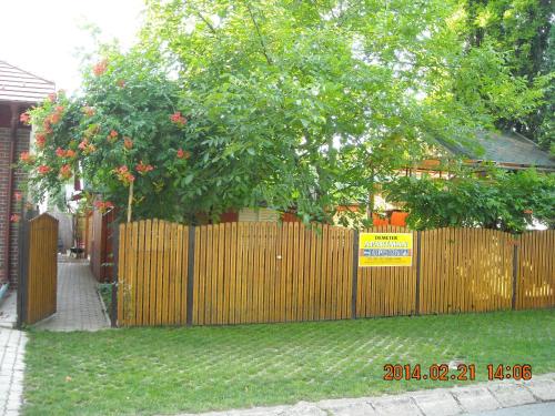Taman di luar Demeter Apartman