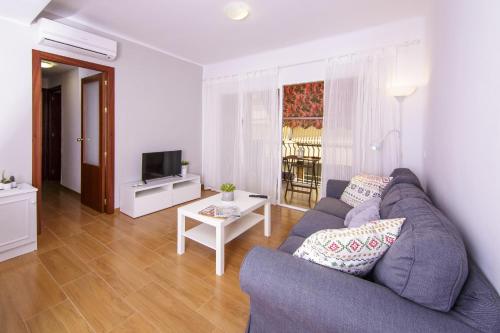 A television and/or entertainment centre at Sea & Wave Don Cristian Apartment