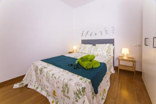 A bed or beds in a room at Sea & Wave Don Cristian Apartment