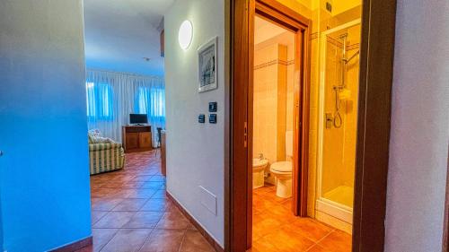 een hal naar een badkamer met toilet in een kamer bij Appartamento Smith Malvasia - Solo Affitti Brevi in Bardonecchia