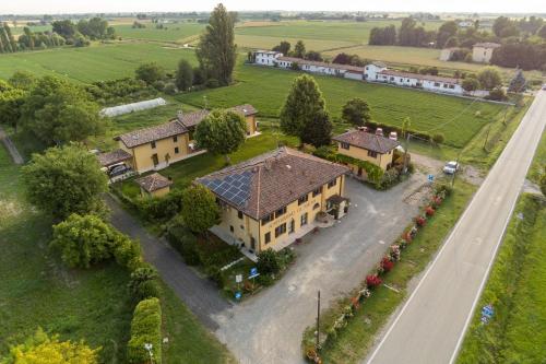 an aerial view of a house with a road at Agriturismo Cà Nuova in Minerbio