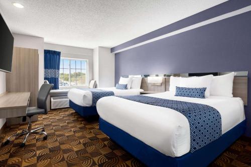 Llit o llits en una habitació de Microtel Inn & Suites Lincoln
