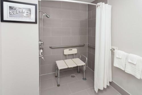 Kúpeľňa v ubytovaní Super 8 by Wyndham Rochester
