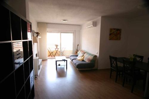 ein Wohnzimmer mit Sofa und Tisch in der Unterkunft Las Minvas Centro in Castellón de la Plana
