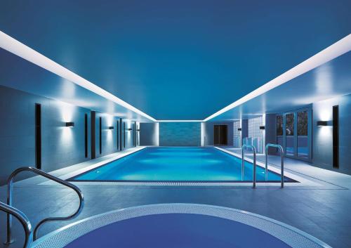 una piscina en un edificio con techo azul en Shangri-La Sydney en Sídney