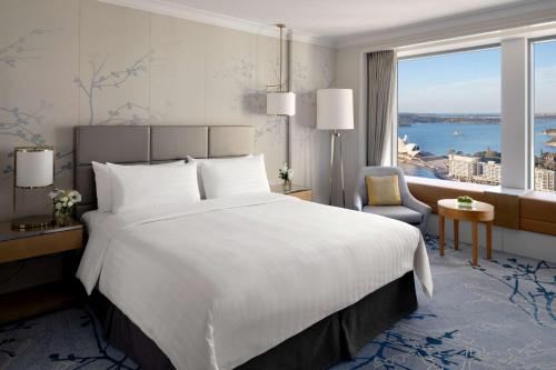 Tempat tidur dalam kamar di Shangri-La Sydney