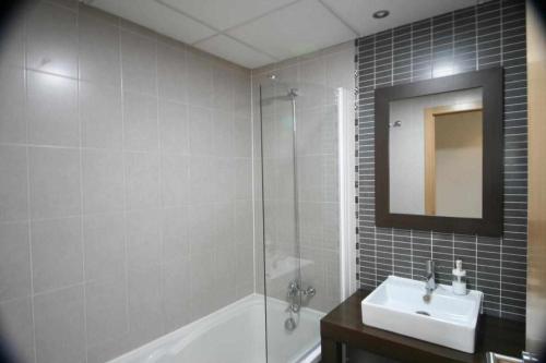 Un baño con bañera, lavabo y ducha. en Las Minvas universidad, en Castellón de la Plana