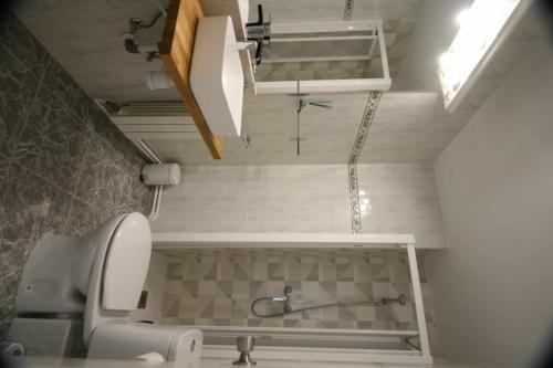 ein kleines Badezimmer mit Toilette und Waschbecken in der Unterkunft Las Minvas Teatro in Castellón de la Plana